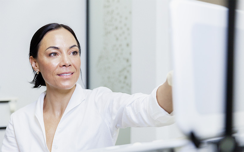 Laserthreaapie mit Dr. Dr. Jasmin Schießl